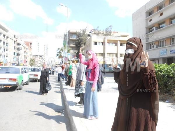 بالصور.. وقفة لـ”حوريات ضد الانقلاب” بدمنهور