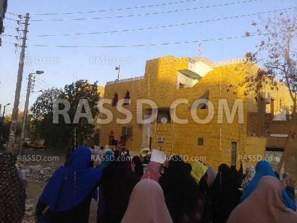 صور | مسيرة حاشدة في أسوان لـنساء ضد الانقلاب”