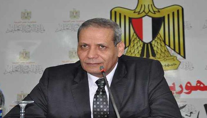 طالبات ثانوي بقليوب يعترضن موكب وزير التربية والتعليم