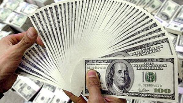 الدولار يسجل ارتفاعا طفيفا بالسوق الموازية