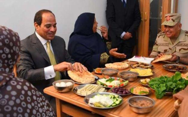 بالفيديو..عزمي مجاهد: “مستكترين على السيسي حتة جبنة وشوية فول”