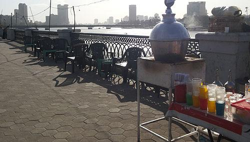 نائب محافظ القاهرة يرمي”كراسي” باعة الكورنيش بالنيل