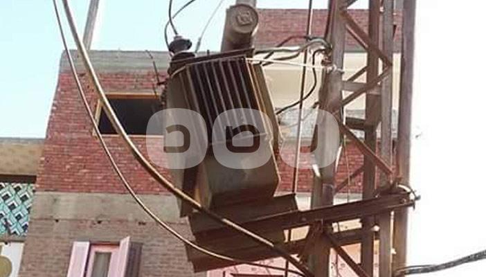 وسط تجاهل المسؤولين.. محول آيل للسقوط يهدد أهالي قرية بأسيوط