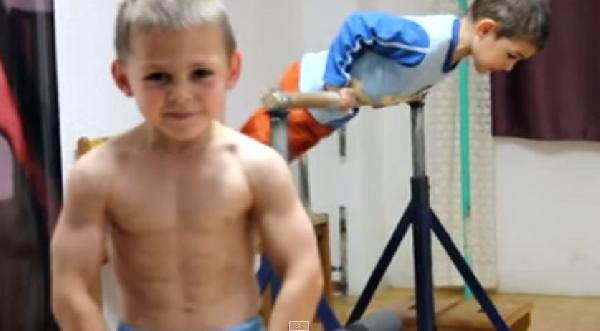 فيديو|أقوى طفل في العالم مفتول العضلات كأبطال المصارعة