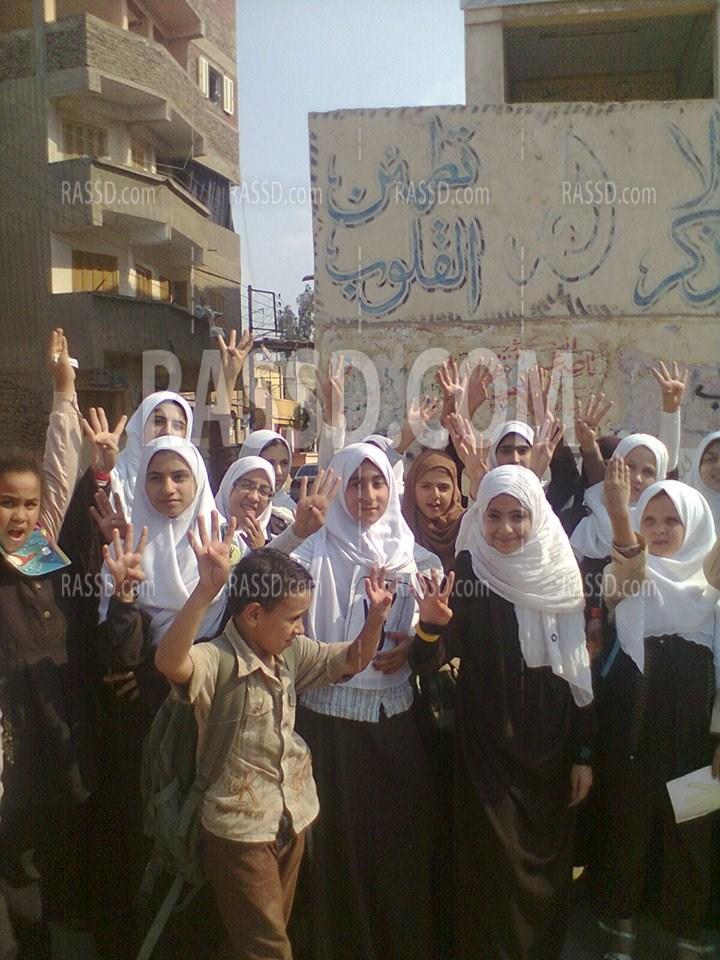 طالبات إعدادي ينظمن وقفة مناهضة للانقلاب بدكرنس