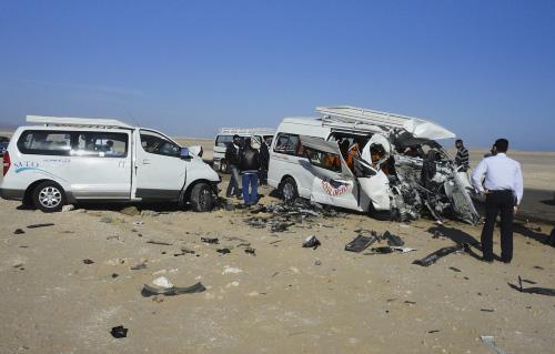 إصابة 26 في حادثي انقلاب سيارتين بأسوان