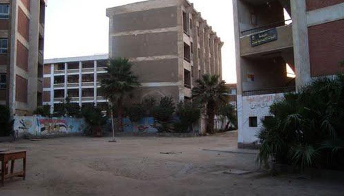 أسيوط.. أولياء الأمور يمنعون أبناءهم من الذهاب للمدرسة خشية انهيارها