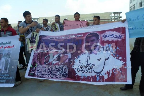 سلسلة بشرية لـ”طلاب ضد الإنقلاب” بجامعة دمنهور