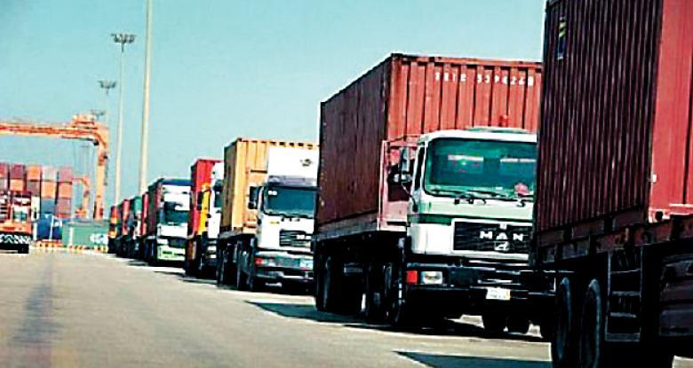 مسئول ليبي ينفي الإفراج عن الشاحنات المصرية من أجدابيا