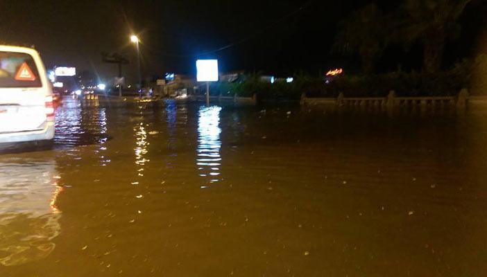 بالصور.. 40 دقيقة أمطارًا متقطعة تغرق شوارع الإسكندرية وتشل المرور