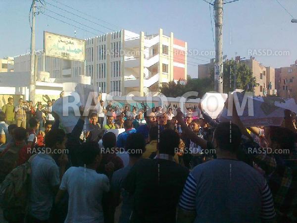 وقفة لطلبة مدرسة أحمد ماهر الثانوية بالدقهلية