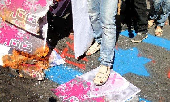 بالصور.. مئات الفلسطينيين يتظاهرون فى غزة تزامنًا مع تشييع جنازة بيريز