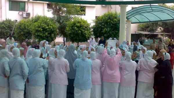 عاملو المستشفى الجامعي بالإسكندرية يطالبون بصرف الحوافز