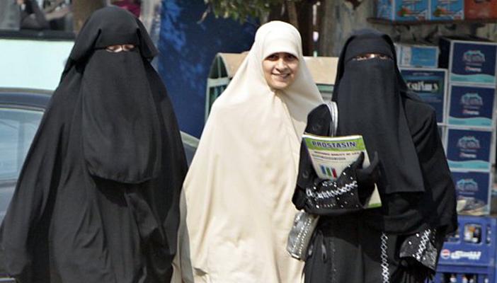 هل النقاب حرية شخصية أم عائق امام العملية التعليمية؟