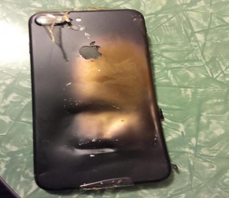 بالصور.. انفجار هاتف آيفون 7