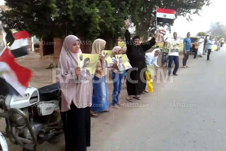 صور | سلسلة بشرية في الدقهلية للتنديد بالوضع الاقتصادي