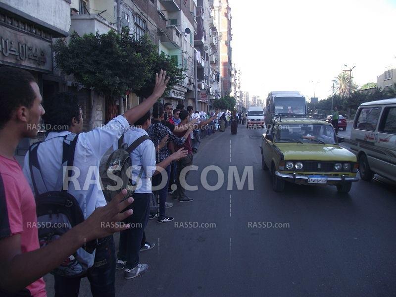 سلسلة بشرية لطلبة غرب الأسكندرية تلبية لـ “الأحرار”