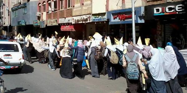 “حقي الطلابية” تتظاهر بالطراطير في اسيوط رفضا للانقلاب