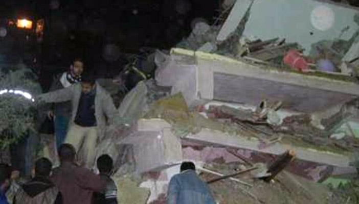 مصرع 7 بينهم طفلان في انهيار عقار سكني بمنطقة الساحل