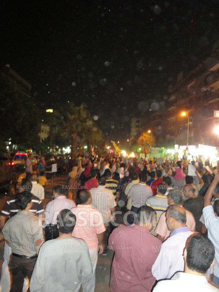 سيارات الشرطة تهرب من رافضي الانقلاب بالمعادي