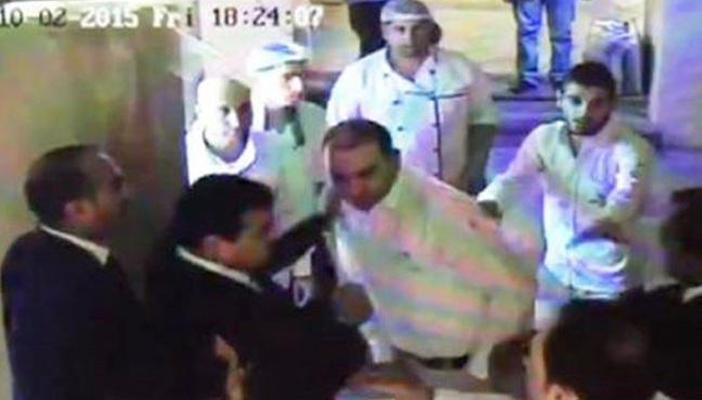 بالفيديو.. شقيق نائب أردني ومرافقوه يضربون عاملاً مصريًّا