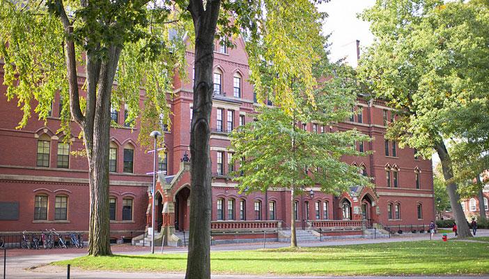 تعرف على كيفية الدراسة مجانًا في جامعة هارفارد الأميركية