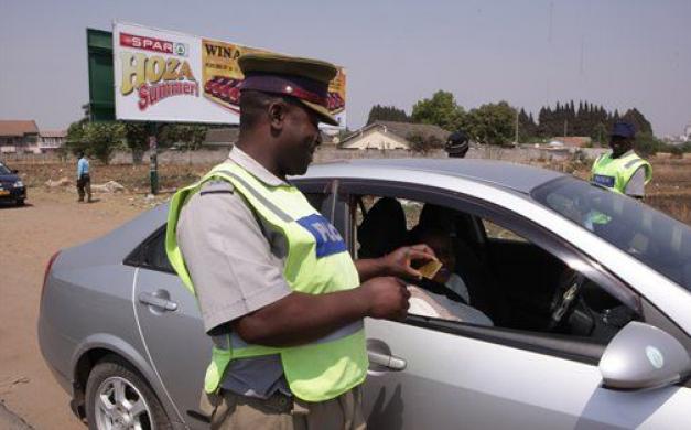 الابتسام للمواطنين.. مهمة تدريبية للشرطة في زيمبابوي