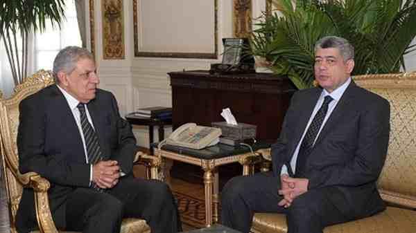 نشطاء يسخرون من محلب وإبراهيم: “حج رئاسي دليفيري”