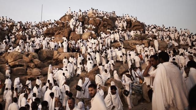 الحجاج يرمون الجمرة الكبري بأول أيام عيد الأضحى