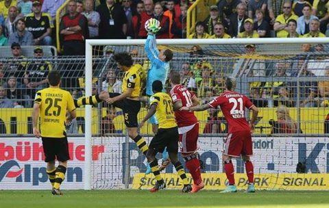 دورتموند يواصل سقوطه أمام هامبورج في البوندسليجا