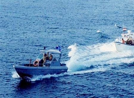 لنشات تابعة للجيش المصري تجمع شعارات رابعة من القناة