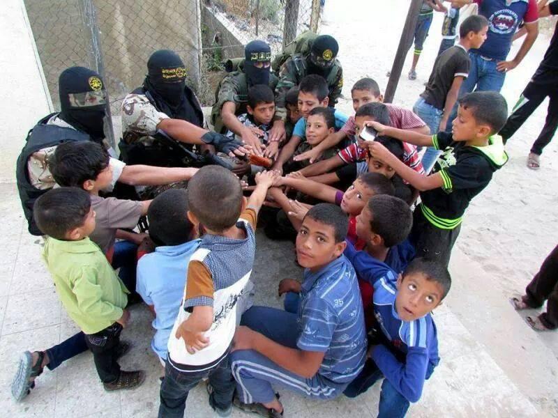 “الجهاد الإسلامي” توزع اللحوم والحلوي علي أهالي غزة