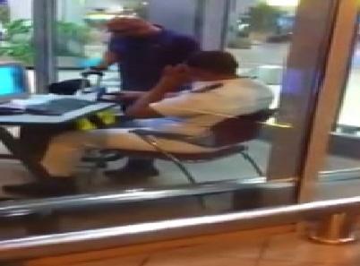 فيديو|فرد شرطة يتلقى رشوي بمطار القاهرة