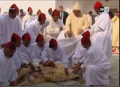 فيديو..ملك المغرب يذبح خروف مختبئ وراء ملائه وحراس