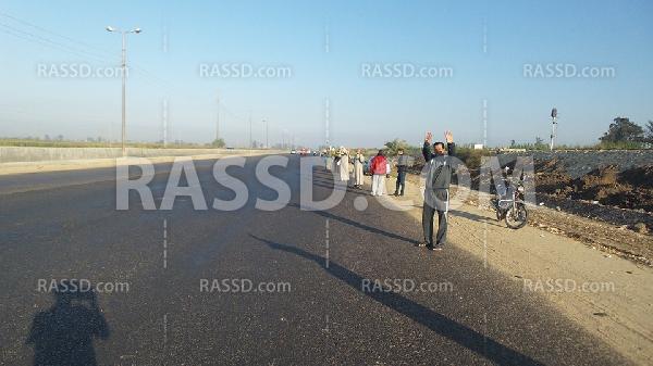 سلسلة بشرية لرافضي الانقلاب بإيتاي البارود في ذكري أكتوبر