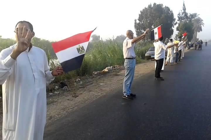 سلسلة بشرية على طريق أجا بميت غمر بالدقهلية