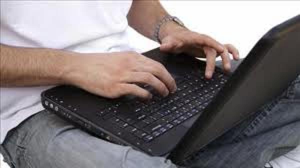 أخصائية علاج طبيعى: استخدام اللاب توب بكثرة يدمر عضلات الجسم