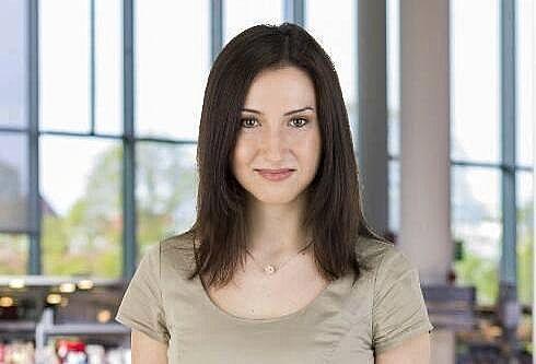 لاجئة مسلمة من البوسنة تتولى وزارة التعليم في السويد