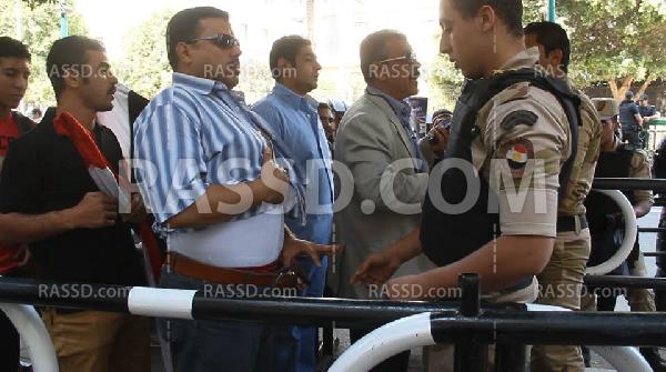 صور..تفتيش ذاتي للنساء وتفحص الملابس الداخلية للرجال بالتحرير