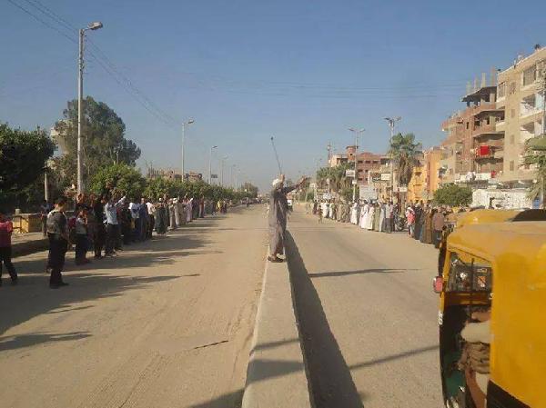 سلسلة بشرية مناوئة لداخلية الانقلاب في الشرقية