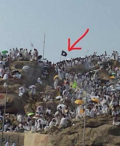 صور| رفع علم داعش على جبل عرفات