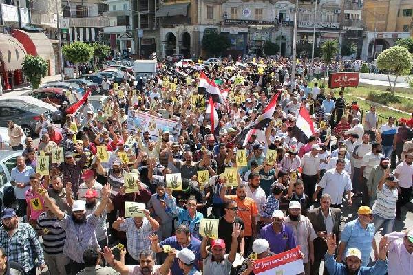 بالفيديو الجيش والشرطة يطلقون الرصاص الحي علي متظاهري الإسماعيلية