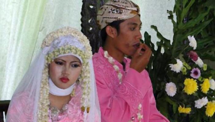 تزويج رجل وامرأة في إندونيسيا لأنهما التقيا بعد التاسعة مساءً