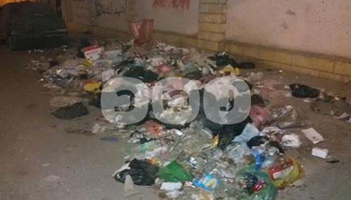 بالصور.. أكوام القمامة أمام مدرسة بالفيوم