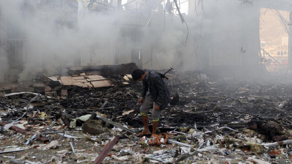 مقتل وإصابة أكثر من 700 يمني في غارة على “مجلس عزاء”