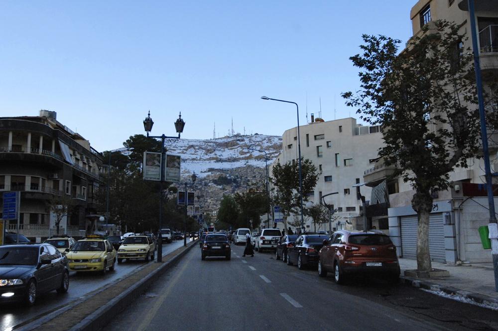 رجال النظام يكتبون على جدران دمشق : “المخابرات نور السماوات”