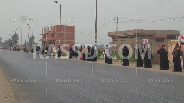 سلسلة بشرية بـ”العدوة” تطالب بعودة “مرسي”