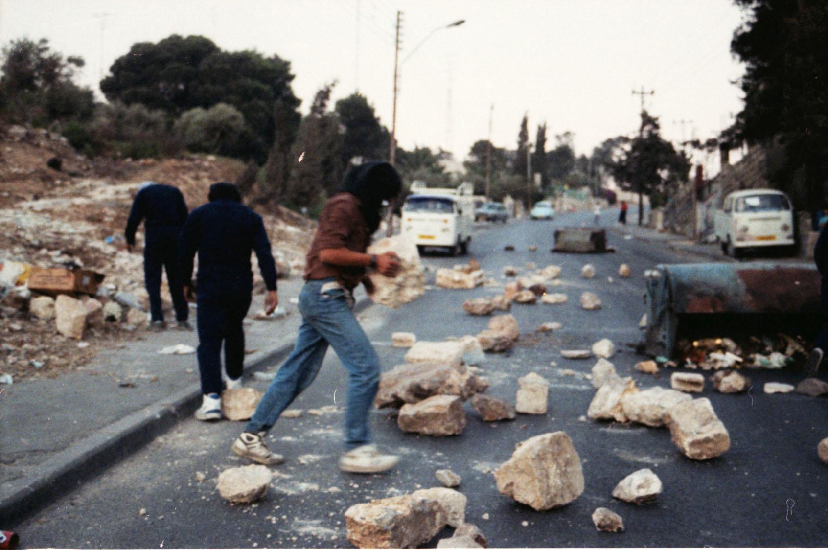 طعن 3 عناصر من شرطة الاحتلال في القدس واستشهاد المنفذ