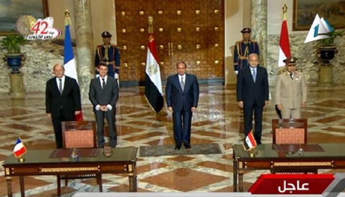 بالفيديو.. مصر توقع اتفاقية شراء حاملتي مروحيات “ميسترال” الفرنسية