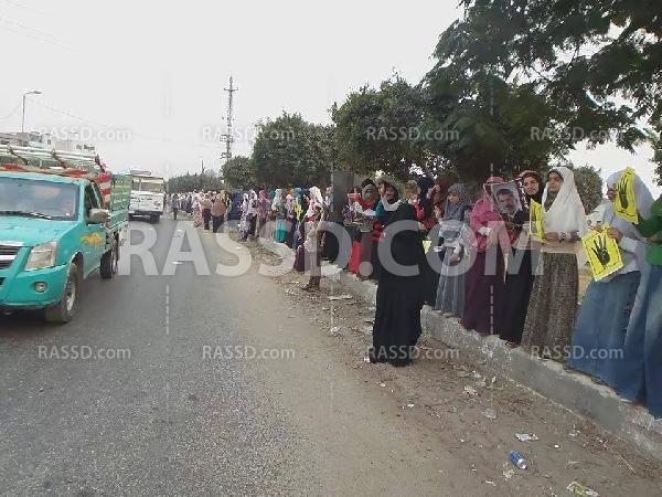 سلسلة بشرية “بالشرقية” تطالب بمحاكمة قادة الانقلاب